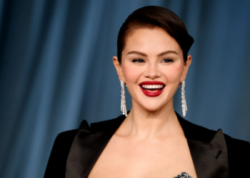 Selena Gomez Is Winning the Winter Manicure Game with “Spiced Apple Cider” Nails